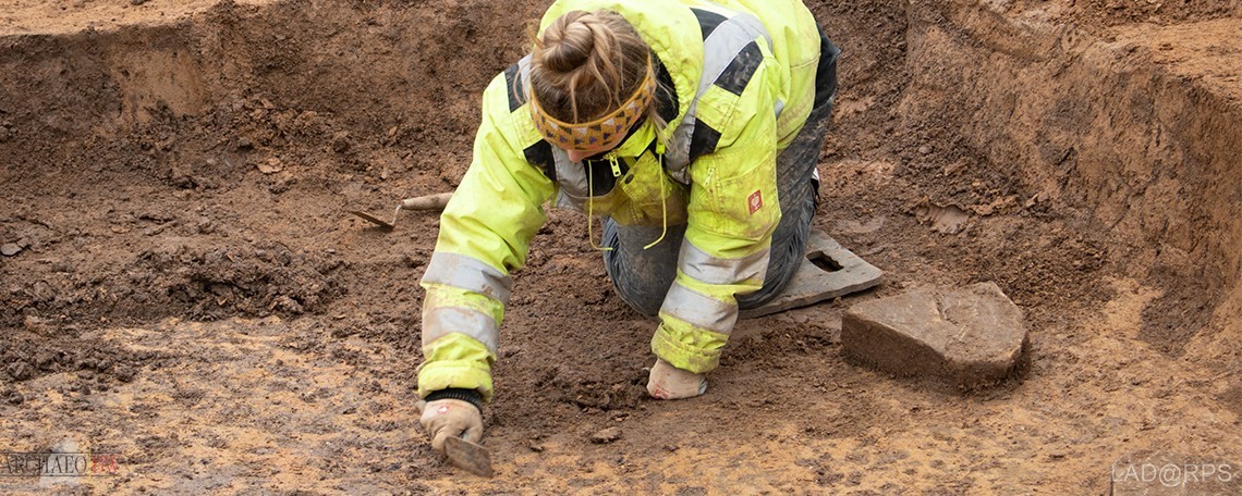 Grabungsfacharbeiter (a) - Siedlungsgrabung, mit Unterkunft, 2. Bild